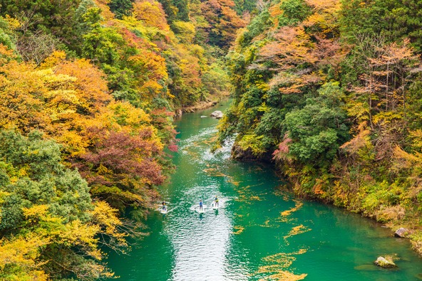 「白丸湖」でSUPを楽しむ人たち(画像提供:ゆうた1127 / PIXTA)