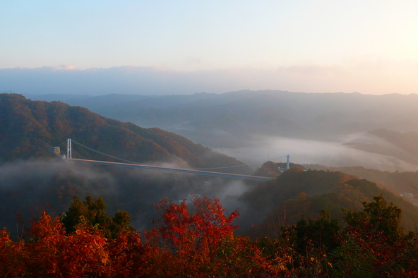 美しい渓谷を流れる「竜神川」の両脇に広がる紅葉