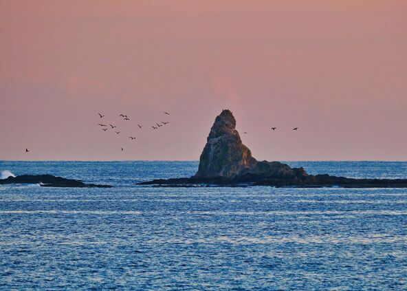 湘南を歌った楽曲の中にも数多く登場する茅ヶ崎のシンボル「えぼし岩」(画像提供:favoritephoto / PIXTA)