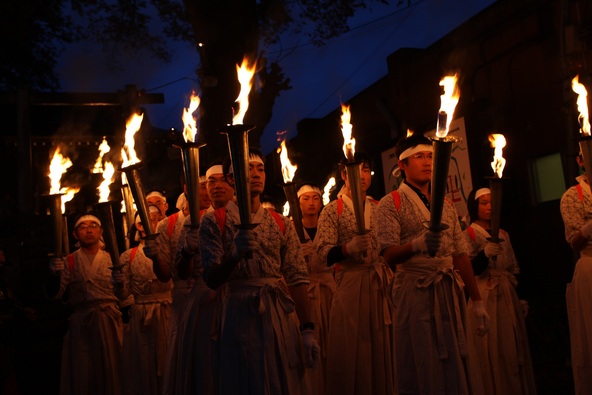 「松明あかし」は、須賀川市の伝統的な火祭りです