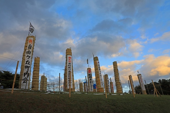 五老山山頂にそびえる巨大松明は存在感抜群!