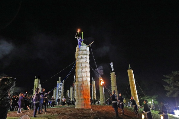 松明の点灯の瞬間は見逃せません!