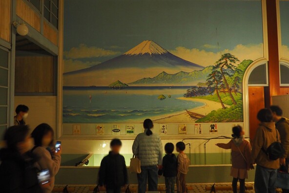 「子宝湯」(男湯)の浴槽に湯を張り、浴室内をライトアップ