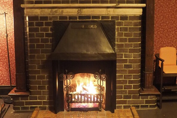 「デ・ラランデ邸」の暖炉に火が入ります
