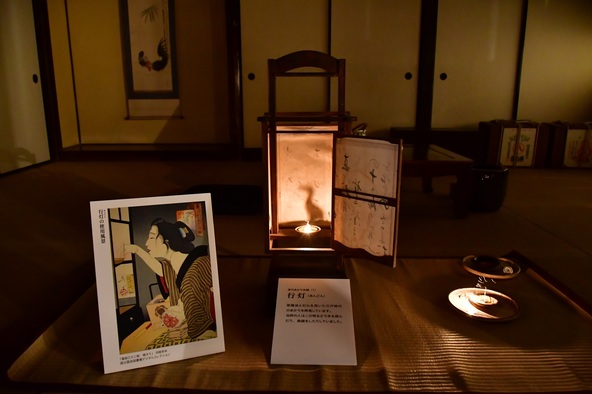 「万徳旅館」内で行灯や灯油ランプの明るさを体験