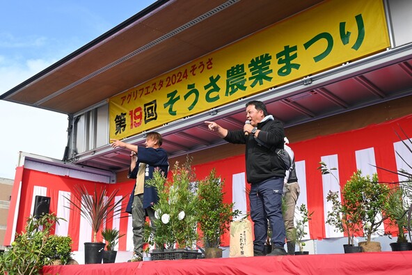 ステージイベントでは、迫力満点の丸太切り競争や植木のオークションなども行われます