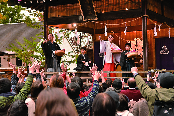 空を舞う福袋に歓声が上がる「福まき」