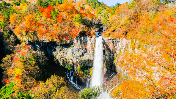 「華厳滝エレベーター」に乗ると、より間近で滝を見ることができます(画像提供:ばりろく / PIXTA)