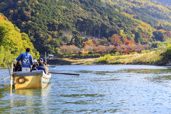 日常を忘れ、大自然にふれあえる貴重な船旅を親子で体験しませんか?(画像提供:オフィスK / PIXTA)