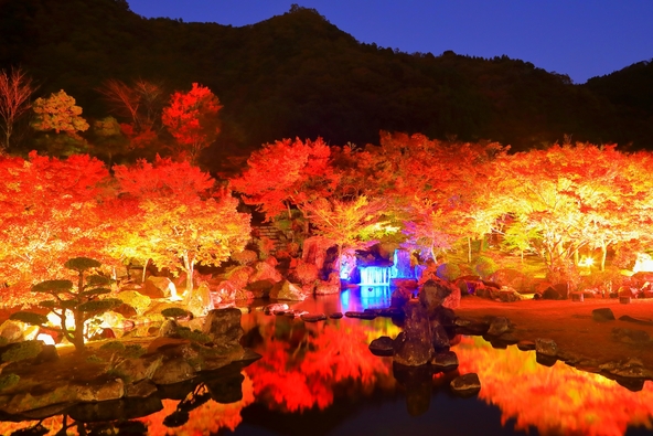 「溪石園」では、2025年12月1日(月)までライトアップを開催(過去開催時の様子 画像提供:tokomaru7 / PIXTA)