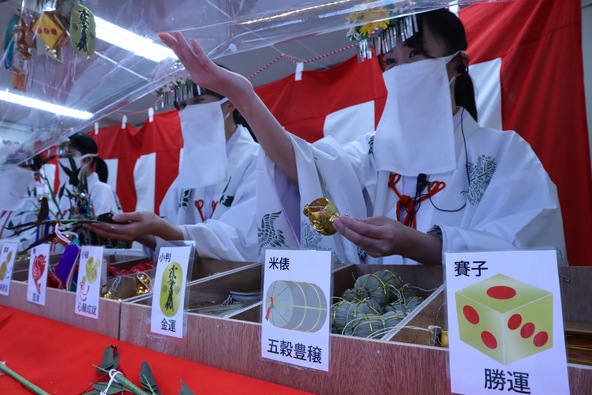 福娘たちが福笹に吉兆を結びつけます