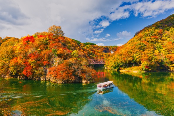 紅葉と湖の青のコントラストが美しい (画像提供:BlackRabbit3 / PIXTA)