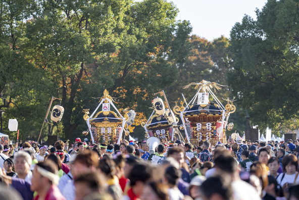 威勢のいい掛け声とともに、みこしが練り歩く迫力の光景が広がります