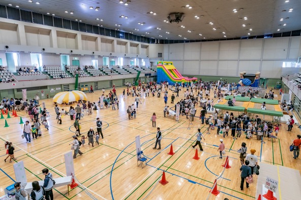 屋内会場では、エア遊具や体験コーナーが登場します