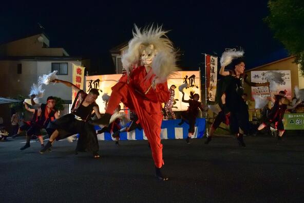 力強く荘厳な演舞が観客を魅了します