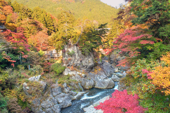 カラフルに彩られた「鳩ノ巣渓谷」(画像提供:kanako / PIXTA)