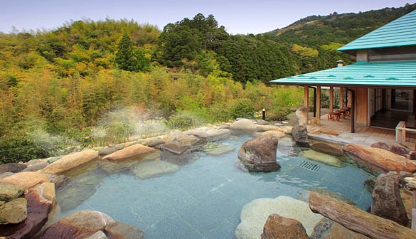 開放感にあふれた露天風呂のある日帰り温泉「滝見苑けんこう村 ごりやくの湯」