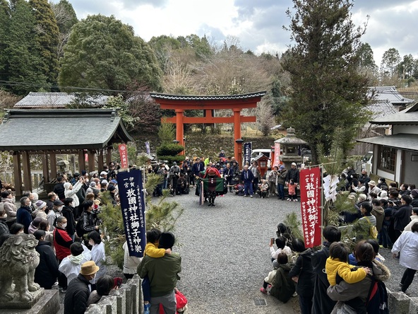 境内の鳥居前で、「広前」や「剣の舞」、「鼻高」といった演目が披露されます