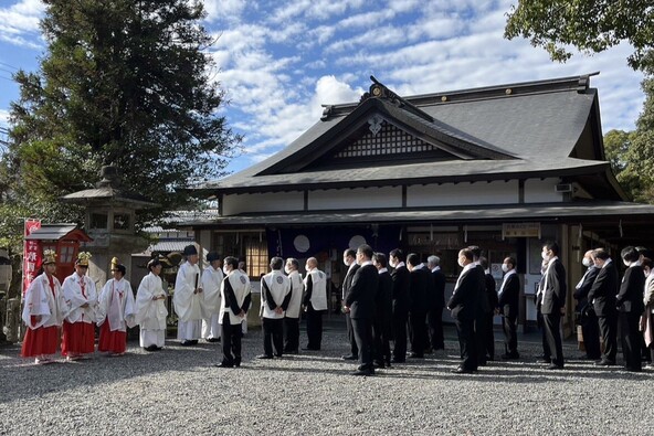 厳かな祭礼から祭りはスタートします