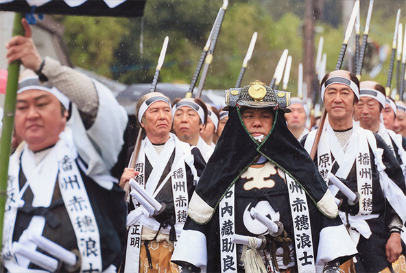 地域の人々がそれぞれ思いを込めて祭りに参加しています