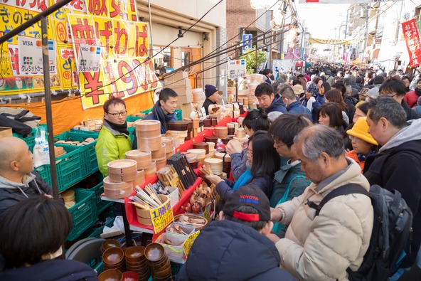 「世田谷のボロ市」には、例年約700店もの露店が出店します(C)世田谷区