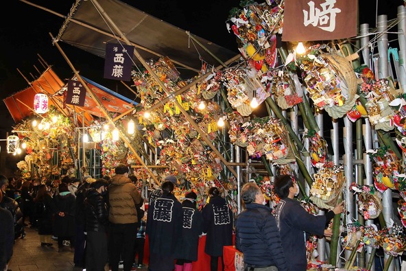 「調(つき)神社 十二日まち」に並ぶ露店の様子(画像提供:公益社団法人さいたま観光国際協会)