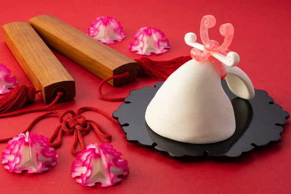 島田飴は、砂糖と水あめを煮詰めて練り上げ、昔ながらの木型で、ひとつずつ手作業で作られます