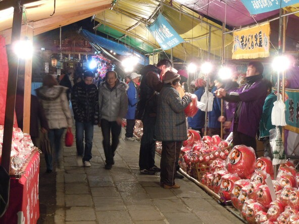 縁起のいいだるまを販売する露店がずらり