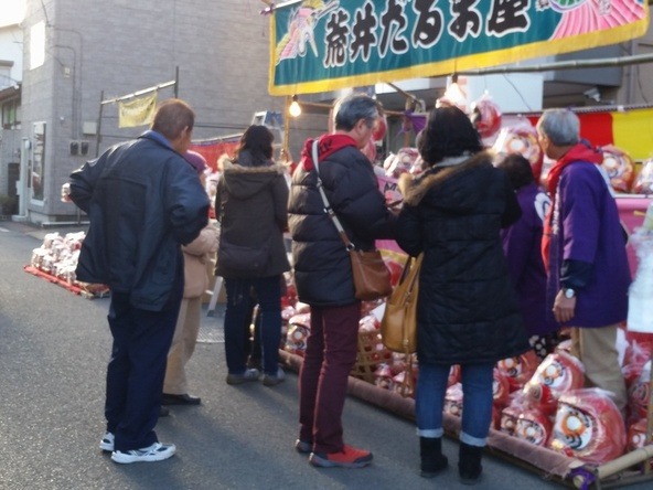 ずらりとならぶ大小さまざまな「だるま」に子供も興味津々のはず!