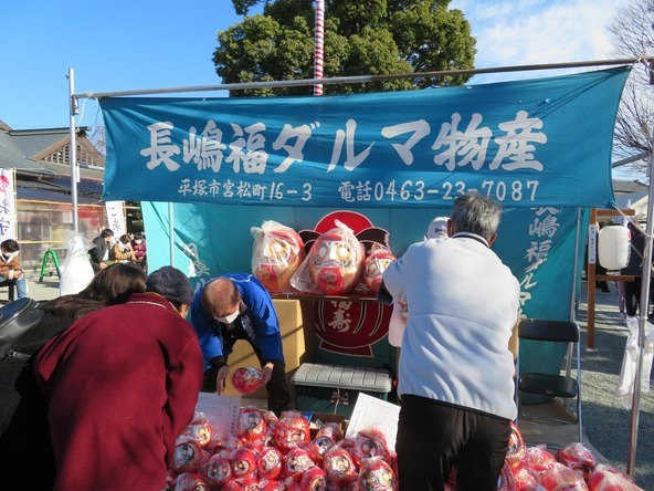 大きなものから小さなものまで、個性豊かなだるまが揃います