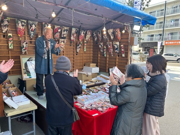 会場には、冬の恒例行事らしい活気が漂います