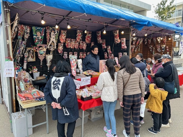 色鮮やかな押絵羽子板が並びます