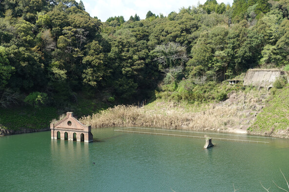 冬は大鶴湖に沈んでいます。こんな感じです。