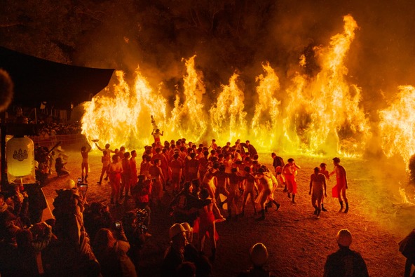 迫力ある光景が、祭りの熱気を一気に高めます