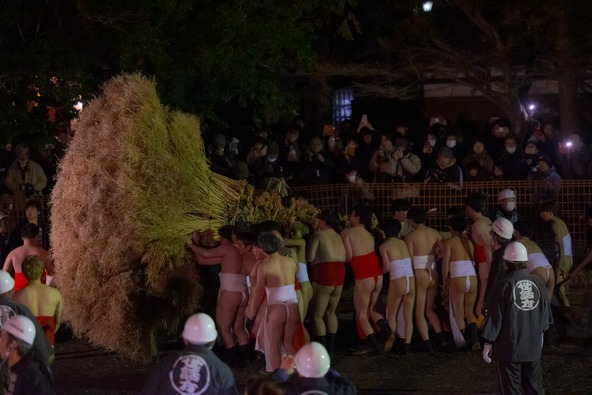 中学1年生から34歳までで構成される「松明組」が、火まつりを担う中心的な存在です