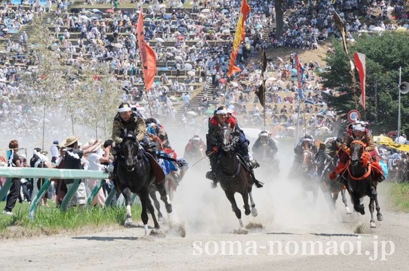2日目の「本祭り」にて行われる「甲冑競馬」