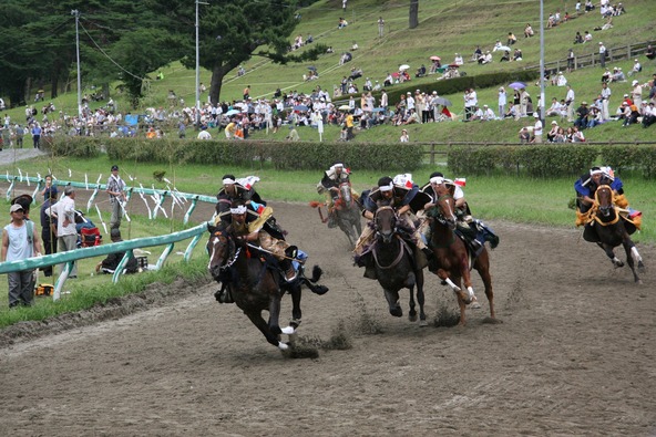 騎馬武者がコースを駆け抜ける「宵乗り競馬」