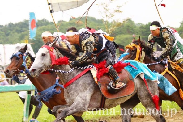 迫力あふれる「甲冑競馬」(かっちゅうけいば)の様子