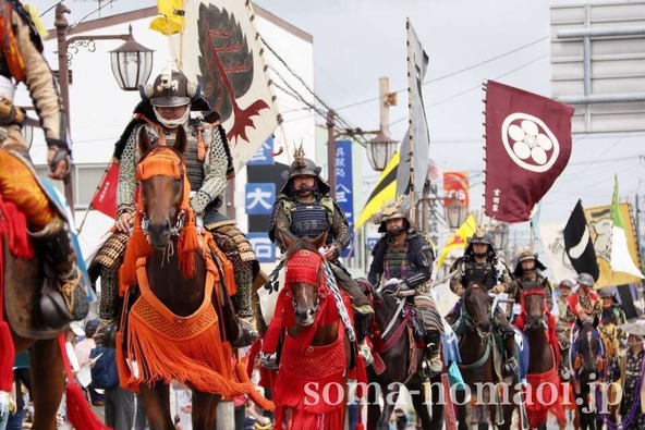 豪華絢爛な行列を沿道から眺めましょう