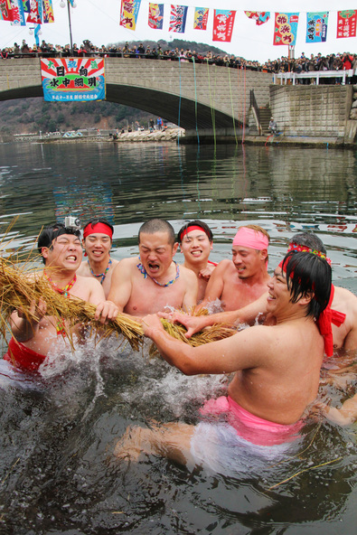 冷たい水の中で大綱をつかみ、全身全霊の力比べ!