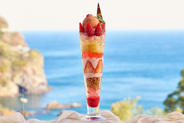 苺とピスタチオのクラシックパフェ