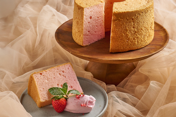 苺と桜クリームのシフォンケーキ