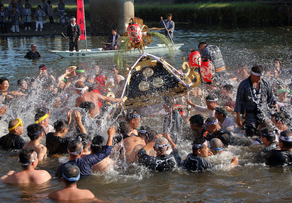 7月最後の週の木曜から4日間に渡り開催される「下館祇園まつり」。日本最大級の重量を誇る「平成神輿」の渡御と、最終日には「明治神輿」の川渡御が行われます