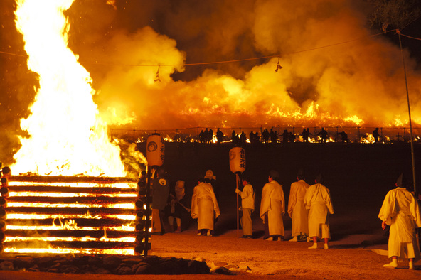 松明の炎が次々と受け渡され、一斉点火が行われます