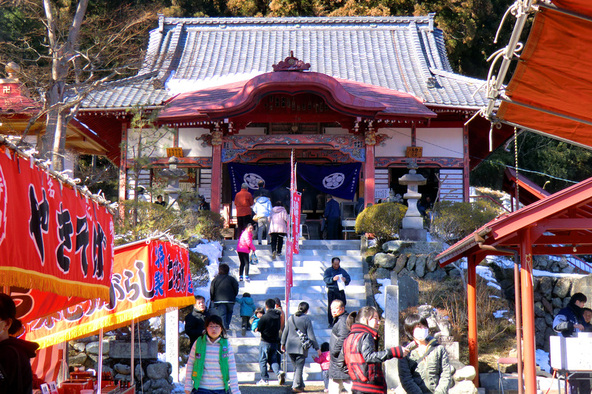 境内には、グルメなどを販売する屋台も立ち並び、多くの参拝者で賑わいます