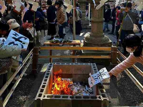 学業成就や字の上達を願う人が集まります