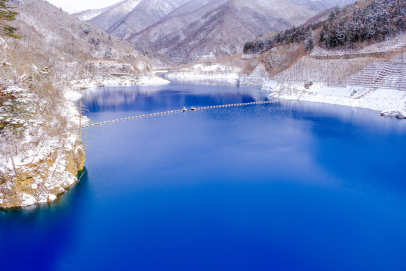 “四万ブルー”と呼ばれる湖水(画像提供:tenjou / PIXTA)