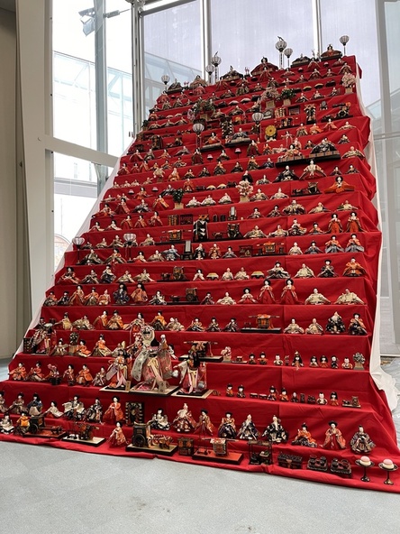 ひな壇の大きさや、人形の数、種類に圧倒されますよ!