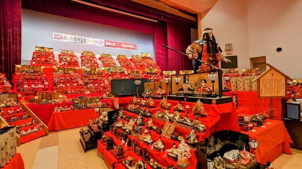 所狭しとひな人形が並ぶ光景に感動!(過去開催時の様子)