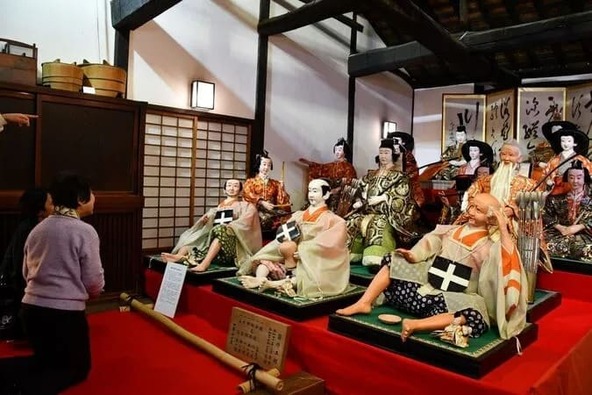 等身大のひな人形を間近で観察